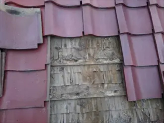 ボロボロになった瓦の下地